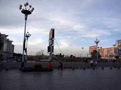 暮色中格尔木市中心广场 / Golmud central sqare in the dusk