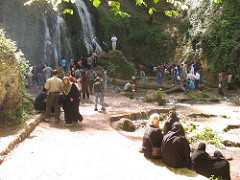 Drukte bij de Kaboodval waterval