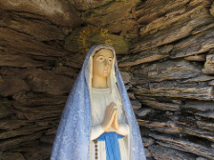 Una imagen de "Maria" *Capilla dedicada a la Virgen de Lourdes.