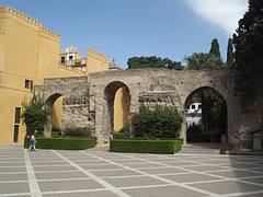 Real Alcázar - Seville - Patio de la Monteria - triple arch