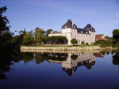 Manoir de la Roche (XIXe siècle) au bord de l'Isle, Dordogne, France Manoir de la Roche (XIXe siècle) au bord de l'Isle, Dordogne, France