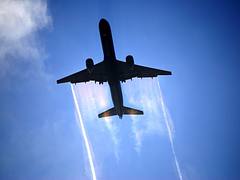 Boeing 757-300, United making sheets of condensation in dawn light, adjusted (6244691362)