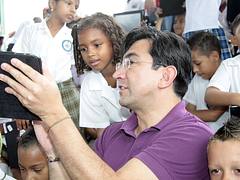 Ministro Diego Molano entrega tabletas en Apartadó