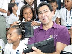 Ministro Diego Molano entrega tabletas en Apartadó