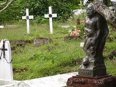 Sculpture "Oviri" sur la tombe de Gauguin