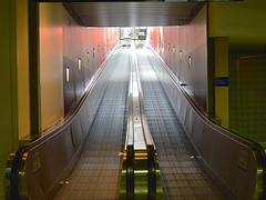 Les tapis roulants vers les quais T.G.V.
