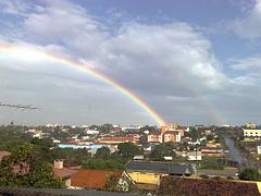 Arco-íris visto do bairro Neva. À direita, a R. Vitória.