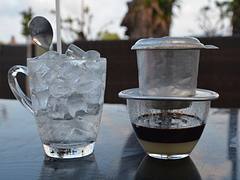 Preparing a perfect Ca Phe Sua Da (Con Dao, Vietnam 2016)